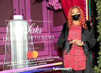 도미니크 잭슨, 빨간 원피스로 멋내고~[포토엔HD]