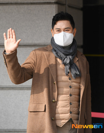 ‘김수현 父’ 김충훈, ‘가요무대’ 출근합니다 [포토엔HD]