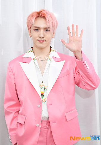 펜타곤 키노, 눈빛이 다한 인사 [포토엔HD]