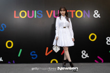 고지마 하루나, 화이트 원피스입고 전시회 나들이[포토엔HD]