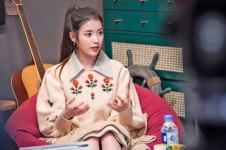 ‘유명가수전’ 아이유XTOP3 만났다, 설렘 가득 스틸컷 공개
