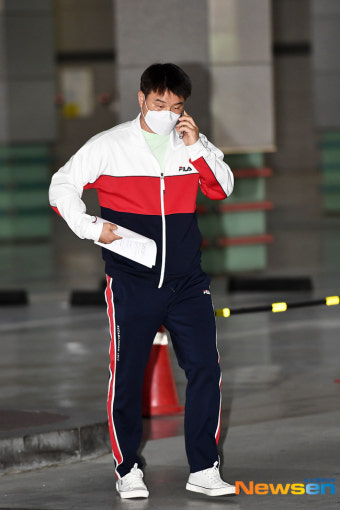 이형택 ‘한 손에는 대본 한 손은 전화 바쁘다 바뻐’[포토엔HD]