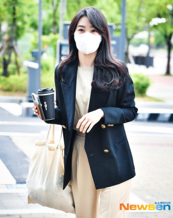 강지영 아나운서  ‘네이비색 블레이저로 단정하게~’[포토엔HD]