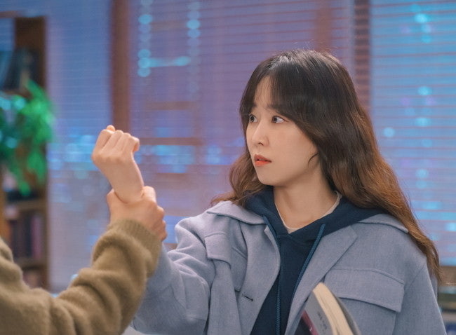 Cảnh nắm cổ tay kéo đi quen thuộc trong K-Drama