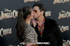 존 스타모스-케이틀린 맥휴, 카메라 앞 뜨거운 키스~[포토엔HD]