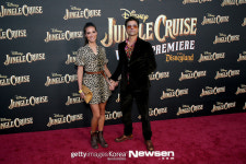 존 스타모스, 미모의 아내와 ‘정글 크루즈’ 시사회 데이트[포토엔HD]