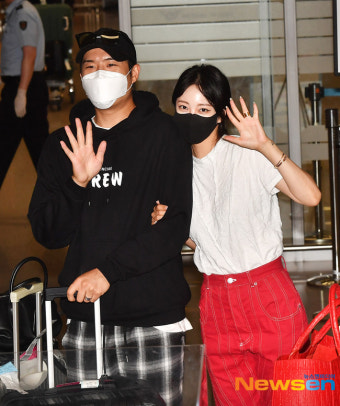 한예슬, 류성재와 당당한 귀국…커플링 끼고 손가락 하트까지[종합]