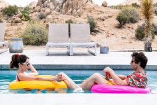 선댄스 화제작 ‘팜 스프링스’ 다이내믹 듀오 영상 공개