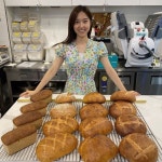 ‘전현무♥’ 이혜성, 빵 다 먹어도 41㎏…10년 전 원피스 입고 소탈한 빵순이