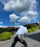 김우빈, 사진 찍는 포즈가 인생샷..터질 듯한 셔츠핏 ‘심쿵’