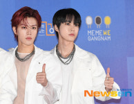 NCT127 유타-도영, 강남에서 엄지 척 [포토엔HD]