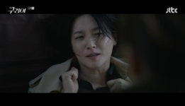 ‘구경이’ 이영애 “경로우대 없니?” 김혜준과 몸싸움 ‘살벌’