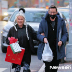 휴 잭맨 부부 근황, 여전히 꿀 떨어지는 13살 연상연하[파파라치컷]