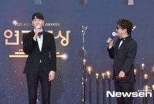 윤한, MC 김태진의 인터뷰와 함께 [포토엔HD]