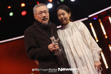 홍상수김민희, 다정히 허리 감싸안고 미소[포토엔HD]