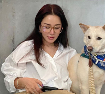 엄정화, 50대 맞아? 갈수록 젊어지는 미모…반려견 목엔 커다란 진주 목걸이