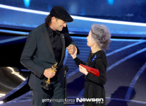 윤여정, 청각장애배우 트로이 코처 시상‥트로피 들고 함께 했다[아카데미 시상식]