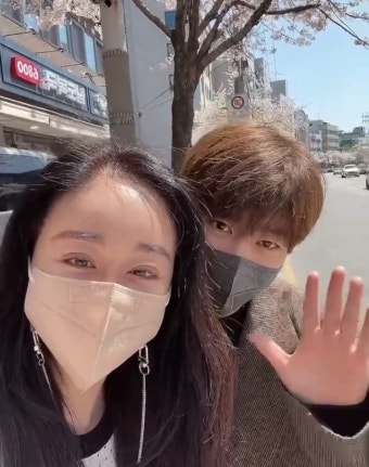 함소원, 진화와 벚꽃 구경…쌍꺼풀 재수술 후 또렷해진 눈매