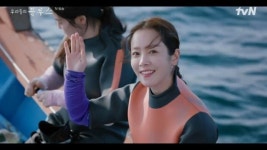 해녀 한지민, 선장 김우빈 윙크 유혹 첫등장 ‘우리들의 블루스’