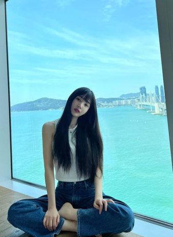 조이, 손에 잡힐 듯한 한줌 허리…크러쉬 또 반하겠어