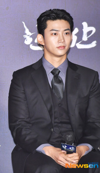 옥택연, 사진 뚫고 나오는 비주얼 [포토엔HD]