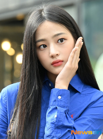 뉴진스 민지, 유혹의 꽃받침 [포토엔HD]