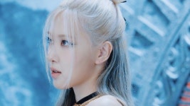 블랙핑크 ‘Pink Venom’ MV 속 검은천 둘러쓴 의문의 인물, 알고보니 리사