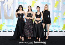 블랙핑크 美 ‘MTV VMAs’ 레드카펫 포착, 4인4색 올블랙 패션