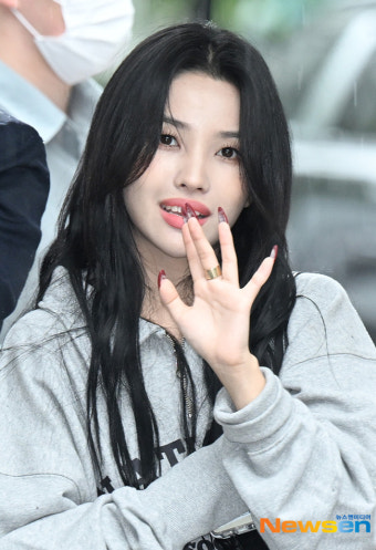 (여자)아이들 소연, 뾰족 네일이 돋보이는 인사 [포토엔HD]