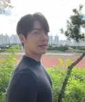 김우빈, ♥신민아 매일 안길 탄탄한 가슴‥니트 입어도 못 숨기네