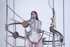 아이유, 韓 여가수 최초 올림픽주경기장 입성…개방성이관증에도 최고의 무대