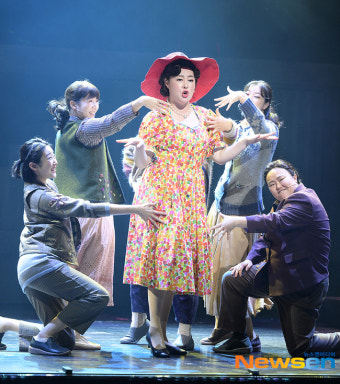 윤사봉, 사택마을 실세~[포토엔HD]
