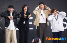 영화 ‘오픈 더 도어’ 애교 넘치는 하트포즈[포토엔HD]