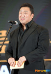 마동석, ‘범죄도시2’ 함께한 故 남문철에 수상의 영광을[포토엔HD]