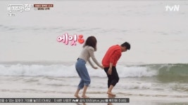 김아중, 해변서 성동일 밀치고 ‘나 잡아 봐라’ 천진난만(바퀴달린집4)[결정적장면]