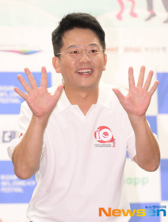 한윤서, 개그우먼 김지민과 김준호의 결혼식에서 부케 받아 유쾌한 모습 공개