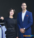 포즈 취하는 배우 김성령과 크리스 벤자민 부사장 [포토엔HD]