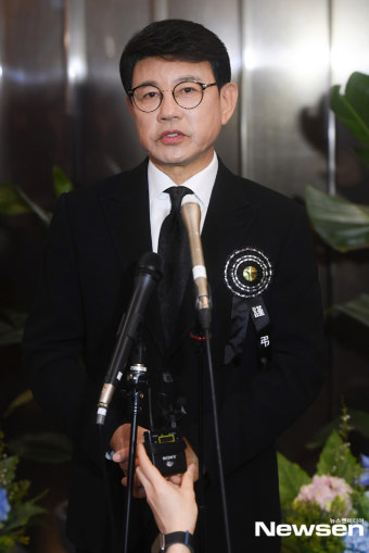 고(故) 현미의 빈소를 찾은 가수 설운도[포토엔HD]