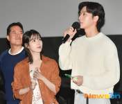 아이유, 마이크 잡은 김에 노래 한곡.... [포토엔HD]