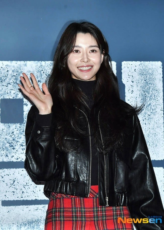 권나라, 고스트 스튜디오와 전속계약 체결으로 기대↑↓
