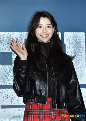권나라, 고스트 스튜디오와 전속계약 체결으로 기대↑↓