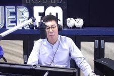 김영철 “집 앞 고등학교 들어가다 경비 아저씨에게 걸렸다”(철파엠)