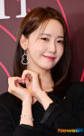 윤아, 귀걸이와 똑 닮은 하트[포토엔HD]