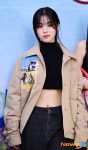 있지, 과감한 유나 리아는 배꼽 사수~