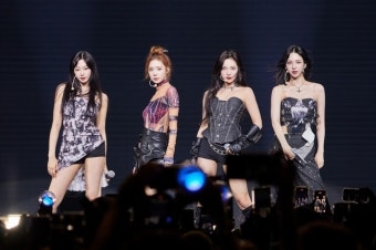에스파, 폭발적인 파리 공연…첫 월드투어 대장정 마무리