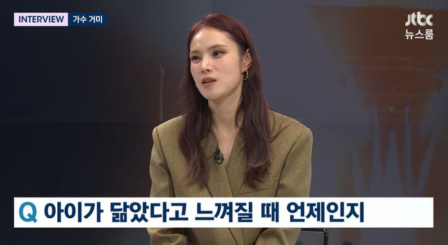 조정석, 뉴스룸 인터뷰 속 다채로운 이야기…파일럿, 여장 셀카, 딸의 반응까지