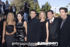 ‘프렌즈’ 배우들, 故매튜 페리 눈물의 장례식 엄수 “충격적 이별”[할리우드비하인드]