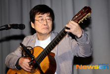김창완, 기타 연주하는 레전드[포토엔HD]