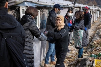 조인성·한지민·천우희·노희경, 사랑의 연탄 나눔 봉사로 따뜻한 겨울 선사