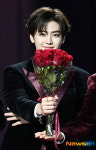 NCT드림 재민, 꽃을 주러 왔지 [포토엔HD]